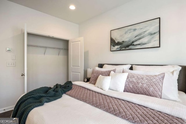 bedroom with a closet, baseboards, and recessed lighting