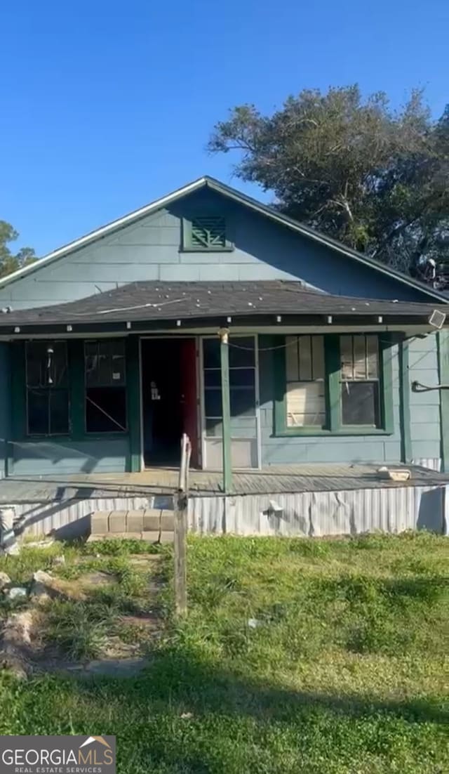 view of front facade with covered porch and a front yard