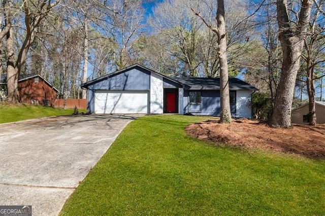 view of front facade featuring driveway, an attached garage, and a front yard