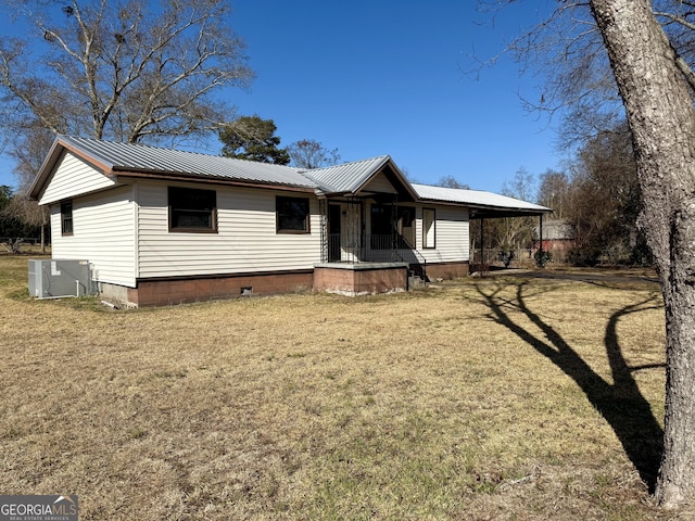 view of front facade featuring crawl space, a front lawn, metal roof, and central AC