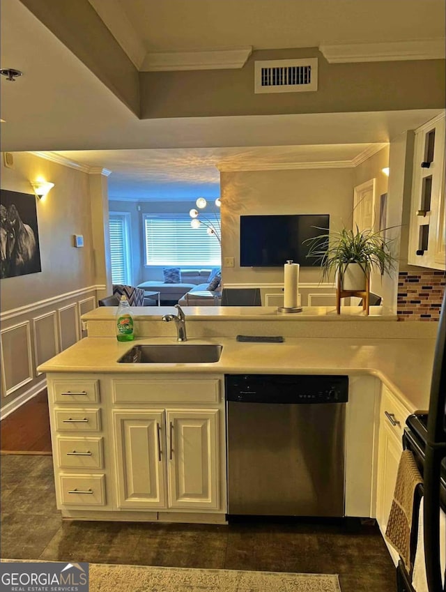 kitchen featuring a sink, visible vents, open floor plan, light countertops, and dishwasher