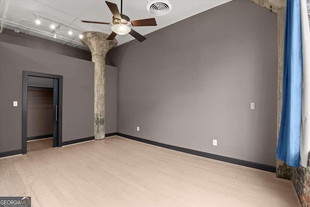 unfurnished room with ceiling fan, visible vents, baseboards, light wood-style floors, and track lighting