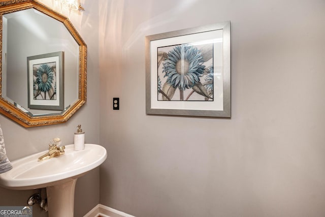 bathroom with baseboards