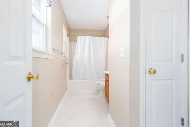 full bathroom featuring baseboards, shower / tub combo with curtain, vanity, and toilet