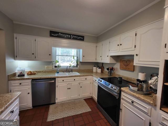 kitchen with stainless steel appliances, ornamental molding, a sink, and white cabinetry