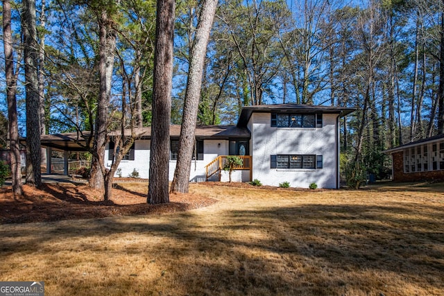 view of front of house featuring a front lawn and brick siding