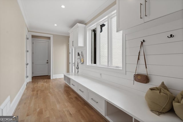 mudroom featuring baseboards, visible vents, crown molding, light wood-style floors, and recessed lighting