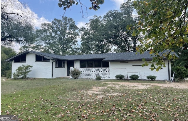 view of front of home featuring a front yard and brick siding