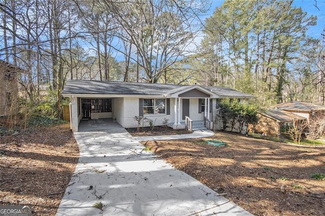 view of front facade with an attached carport and driveway