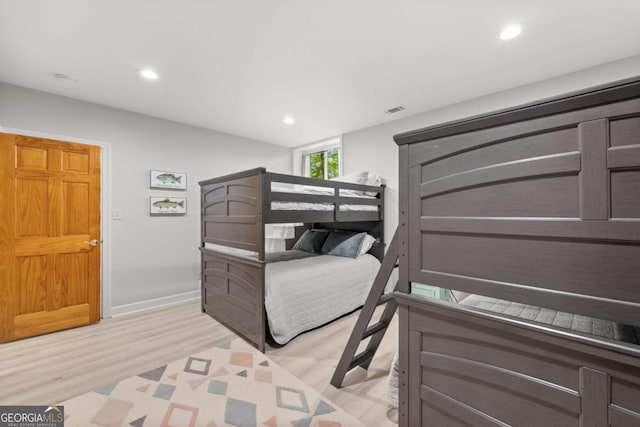 bedroom featuring baseboards, light wood-style floors, visible vents, and recessed lighting