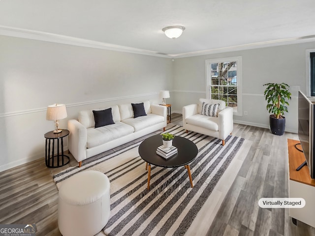 living area featuring baseboards, ornamental molding, and wood finished floors