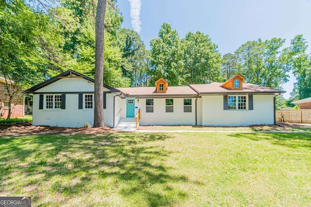 view of front of house featuring a front yard and fence