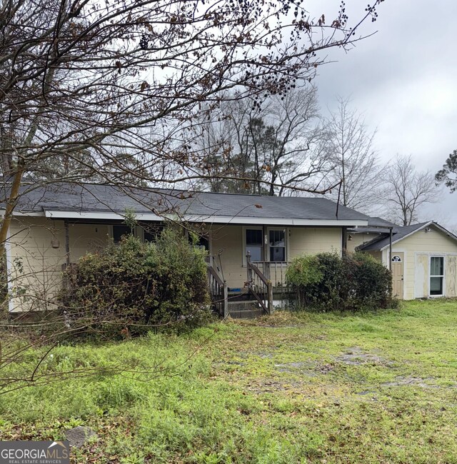 view of front of property featuring a front lawn