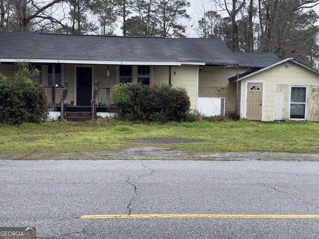 ranch-style house with a front yard