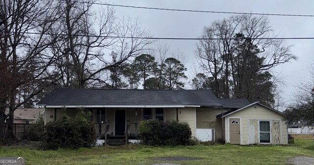 view of front facade with a front yard