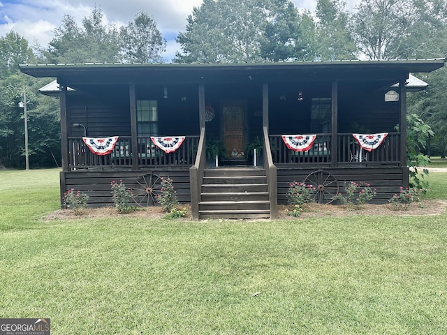 view of front of property featuring a porch and a front lawn