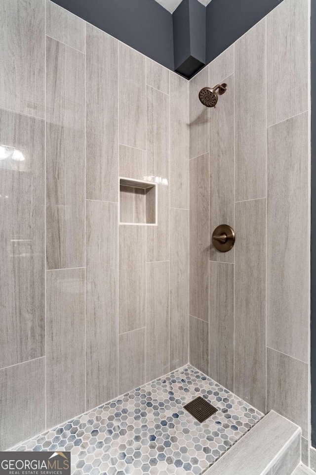 bathroom featuring a tile shower