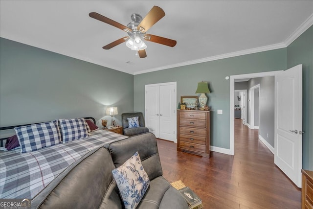 living room featuring ornamental molding, dark wood finished floors, baseboards, and ceiling fan