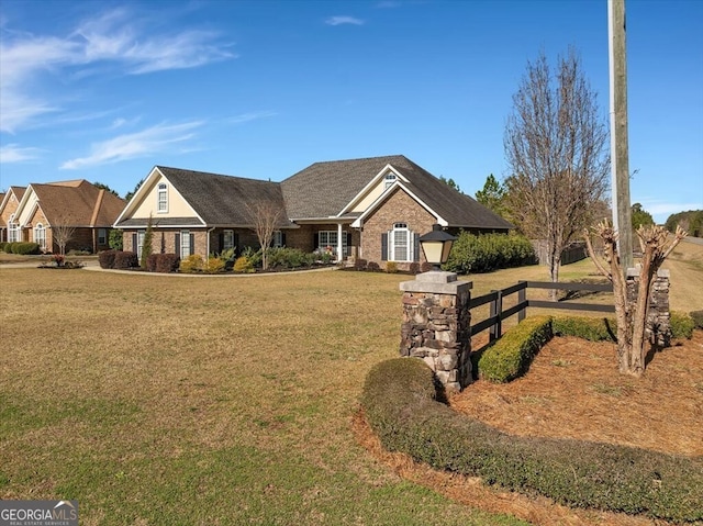 view of front facade featuring fence and a front lawn