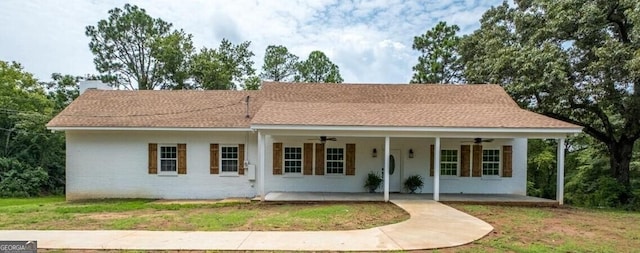 ranch-style house featuring covered porch, a front lawn, and a ceiling fan