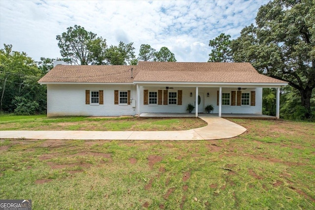 ranch-style home with covered porch, a front lawn, and a ceiling fan