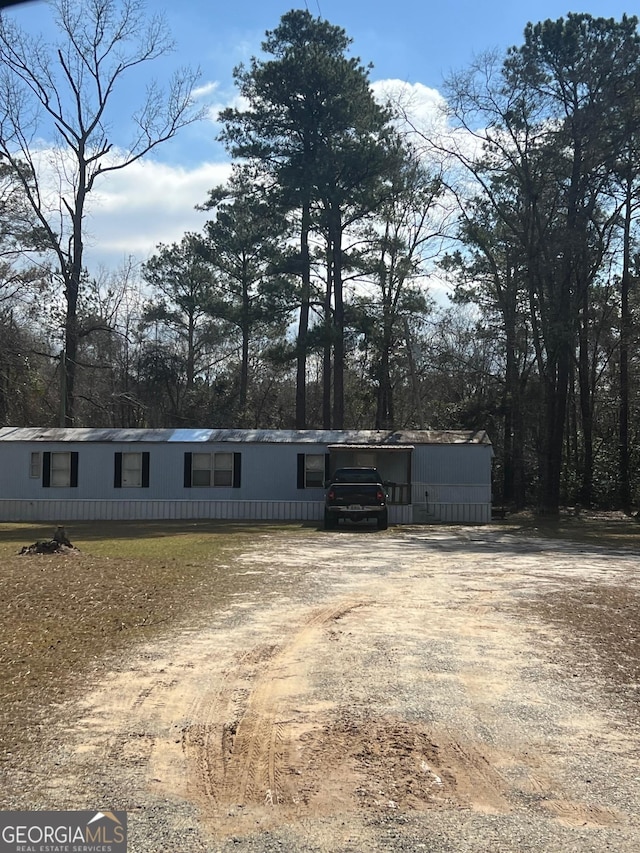 view of front of property with driveway