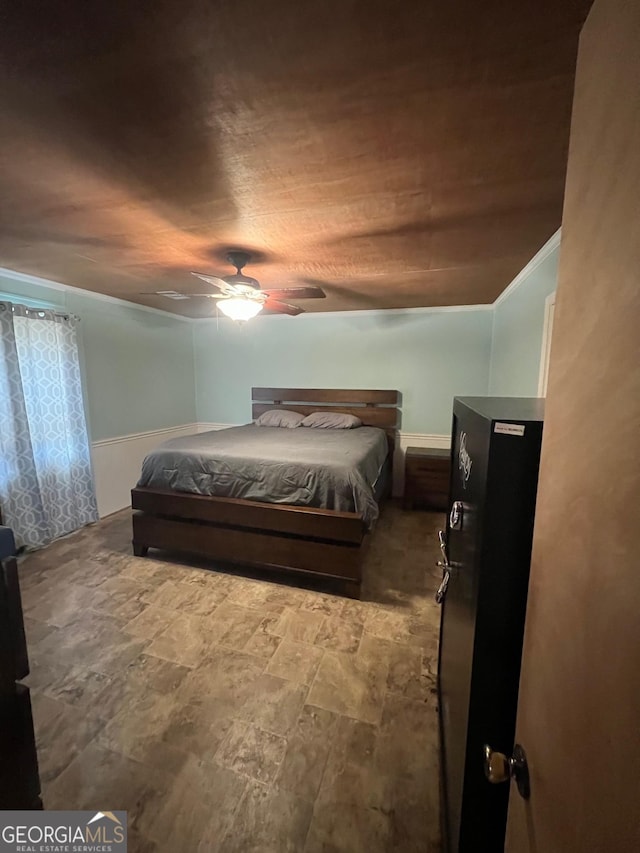 bedroom with crown molding and a ceiling fan