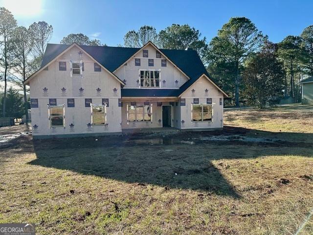 view of front of property with a front lawn