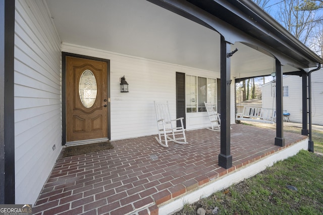 entrance to property featuring covered porch