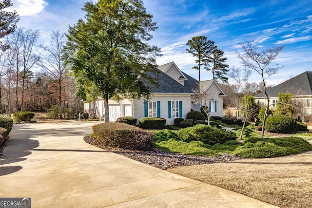 view of front facade with driveway, a garage, and stucco siding