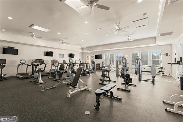 workout area with recessed lighting, visible vents, ceiling fan, and baseboards