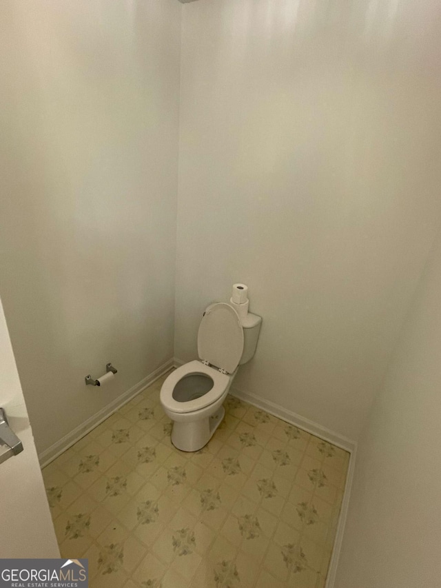 714 E Simon St, Glennville, GA 30427 - bathroom featuring toilet, baseboards, and tile patterned floors