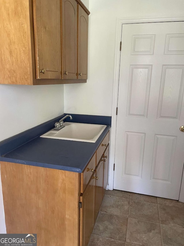 714 E Simon St, Glennville, GA 30427 - laundry area with a sink