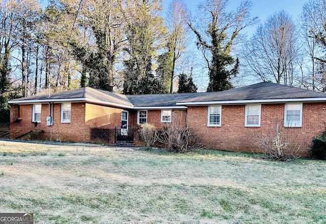 view of front facade featuring a front lawn and brick siding