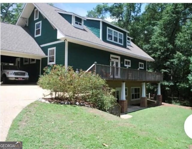 view of front of property with a garage, a front lawn, and concrete driveway