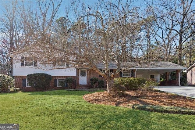 tri-level home with a carport, brick siding, concrete driveway, and a front yard