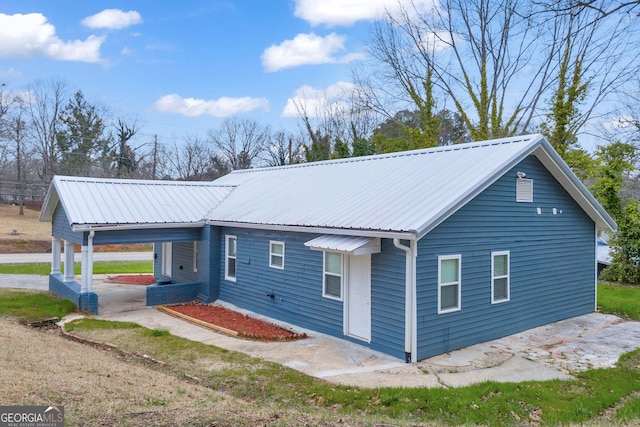 view of front of property featuring metal roof