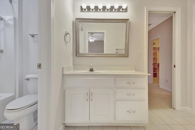 full bathroom featuring baseboards, toilet, tile patterned flooring, a washtub, and vanity