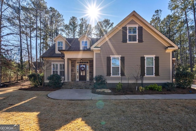 view of front facade featuring a front lawn