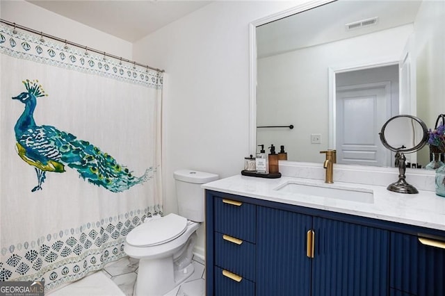 full bathroom featuring toilet, a shower with curtain, visible vents, and vanity