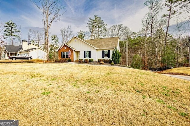 view of front of home featuring a front lawn