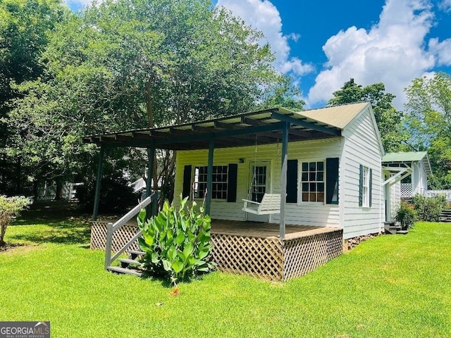 view of front facade featuring metal roof and a front lawn