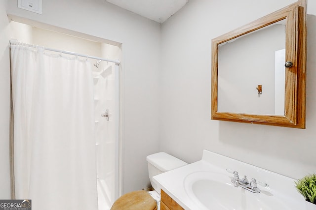 full bath featuring toilet, curtained shower, and vanity