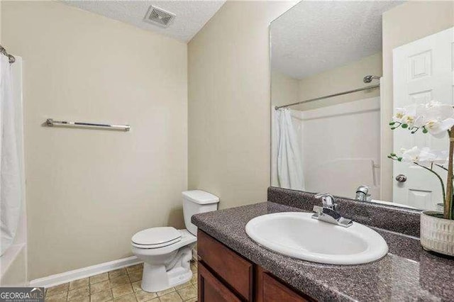 full bath with visible vents, toilet, a textured ceiling, vanity, and baseboards