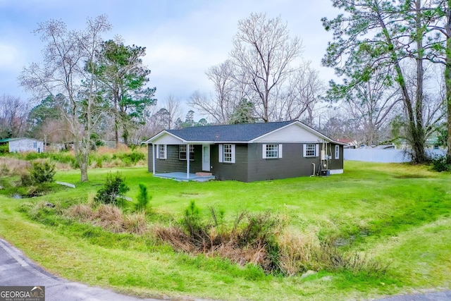 view of front facade with fence and a front lawn