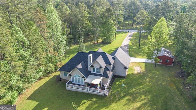 birds eye view of property featuring a forest view