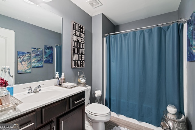 full bathroom featuring toilet, a shower with shower curtain, vanity, and visible vents