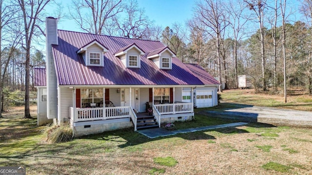 new england style home featuring metal roof, covered porch, dirt driveway, crawl space, and a front lawn