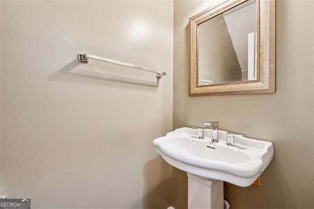 bathroom featuring a sink