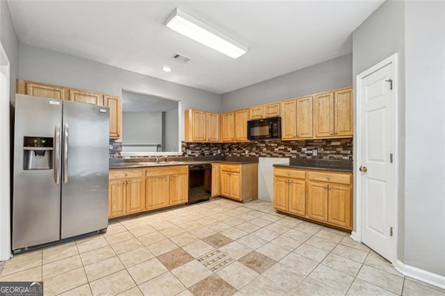 kitchen featuring a sink, visible vents, decorative backsplash, black appliances, and dark countertops